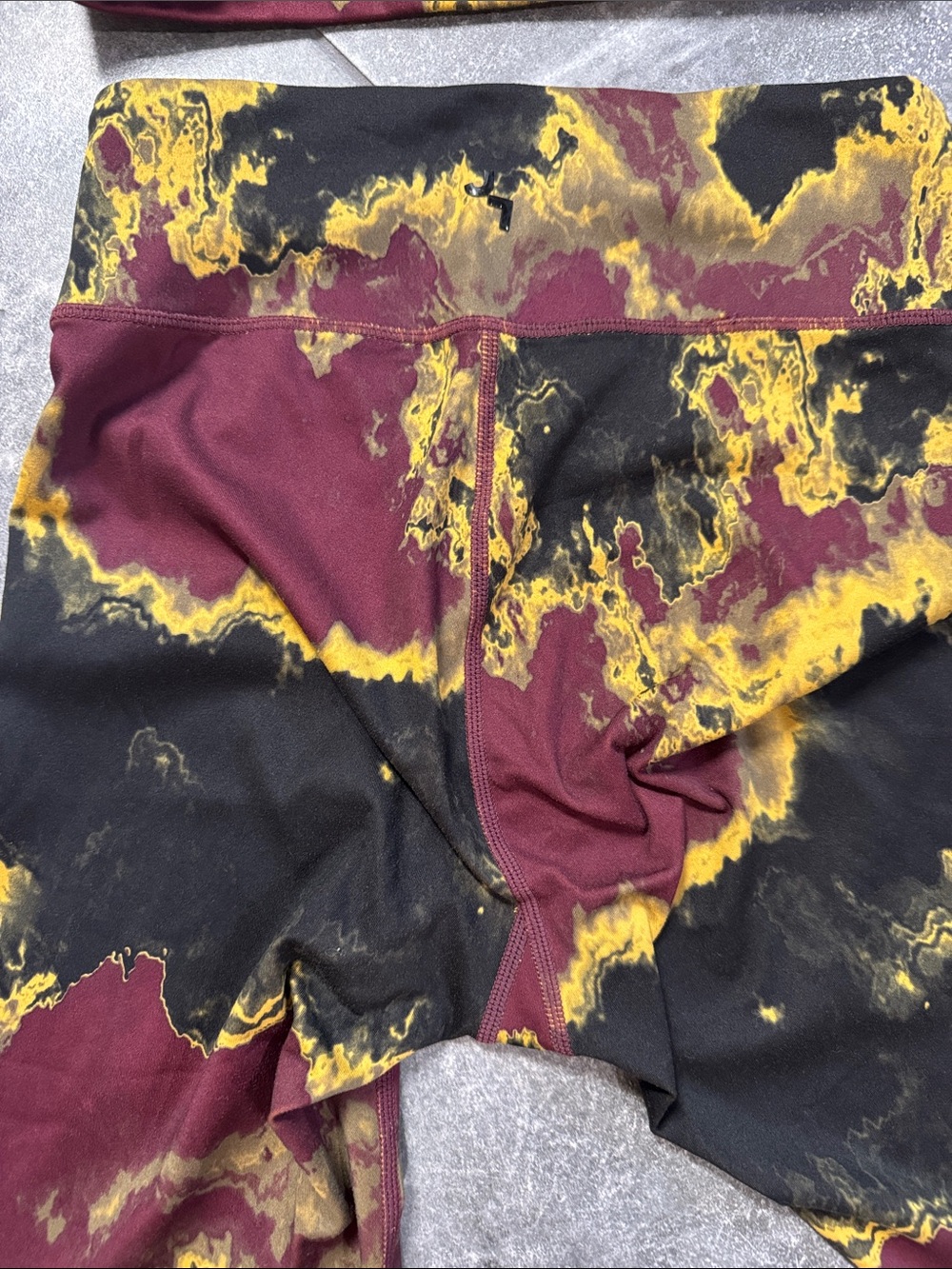 Acid WashHigh-Waist Leggings & Strappy Sports Bra Set - Burgundy, Black & Gold - Picture 4 of 7